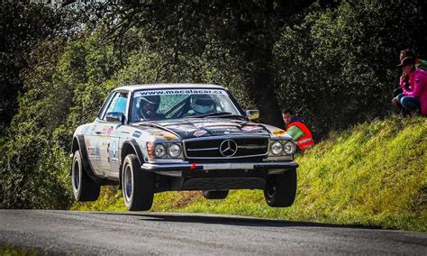 Závodní vůz Mercedes-Benz SLC na trati rallye