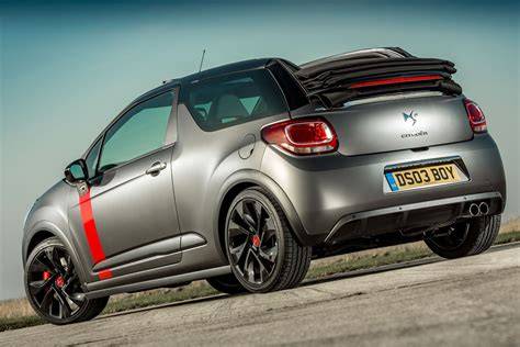 Interiér Citroën DS3 Cabrio s barevnými detaily a 3D světly