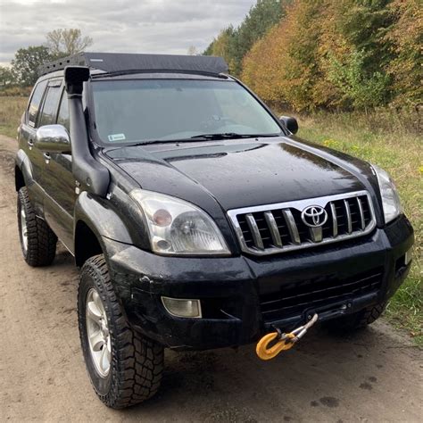 Zadní část Toyoty Land Cruiser 120 s rezervním kolem umístěným pod vozem