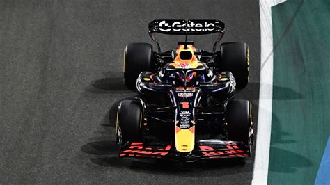 Ilustrace různých možností ladění výkonových křivek motorů F1.