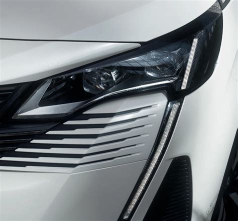 Design přední části vozu Peugeot 3008 s dominantní maskou a světlomety