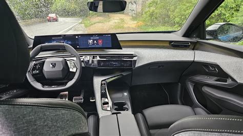 Interiér Peugeotu 3008 s prostornými zadními sedadly a panoramatickou střechou