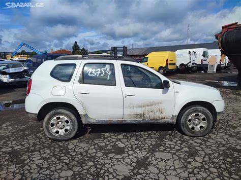 Infografika s přehledem klíčových specifikací vozu Dacia Duster