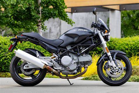 Infografika: Srovnání technických údajů Ducati Monster 620 Dark a modernějších Monster