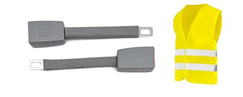 žlutý konektor bezpečnostního pásu pod krytem B-sloupku