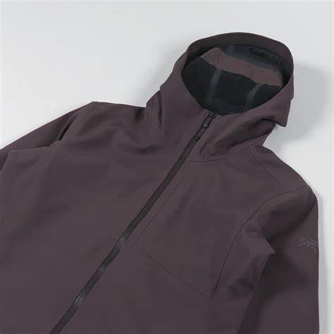 Infografika: Srovnání materiálů softshell, Gore-Tex a fleece