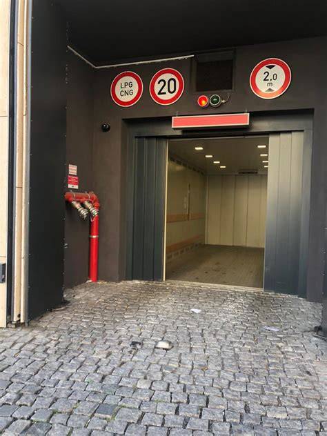 autovýtah HAV 4000 s točnou před stanicí