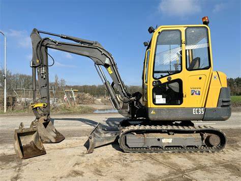 Mapa výrobních zařízení Volvo a rozložení modelů EC30, EC25, EC35, ECR28, ECR38 v různých regionech