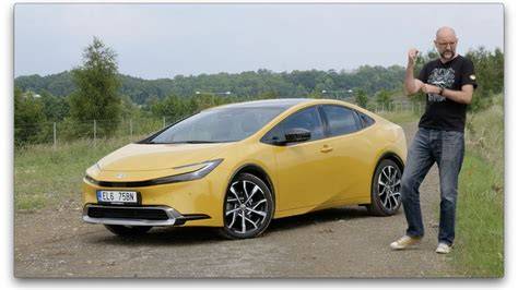 Infografika: Srovnání verzí a klíčových parametrů plug-in hybridu Toyota Prius