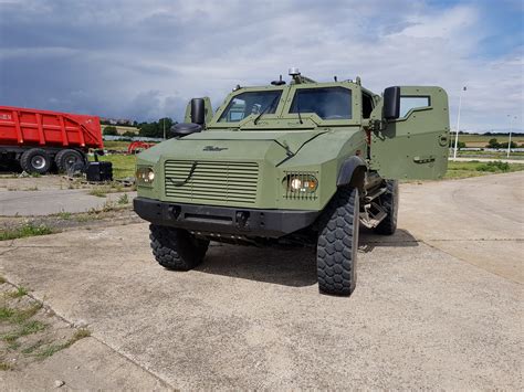 Infografika s vyznačením klíčových komponentů podvozku vozidla.