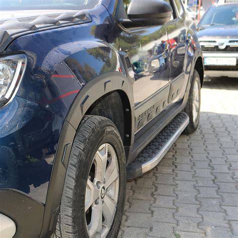 exteriér Dacia Duster s lemy blatníků a bočními nášlapy