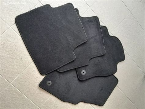 různé typy textilních koberců pro interiér auta