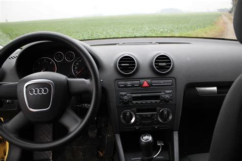 Infografika: rozmístění hlavních světlometů a mlhovek na Audi A3 8P