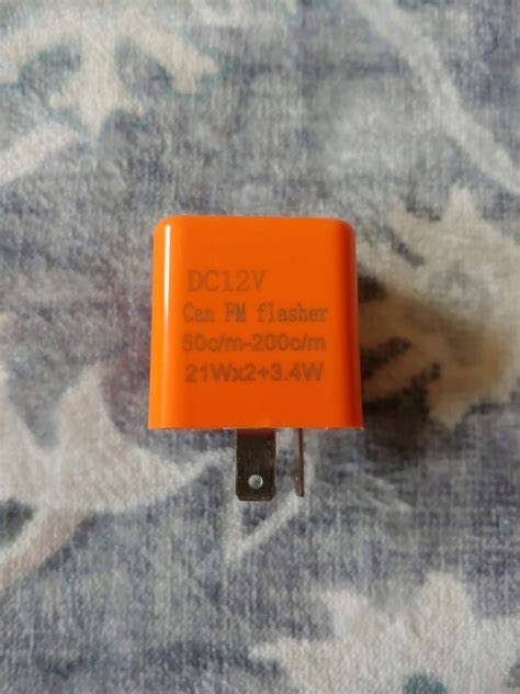 Ukazatel umístění relé blinkrů u levé nohy řidiče