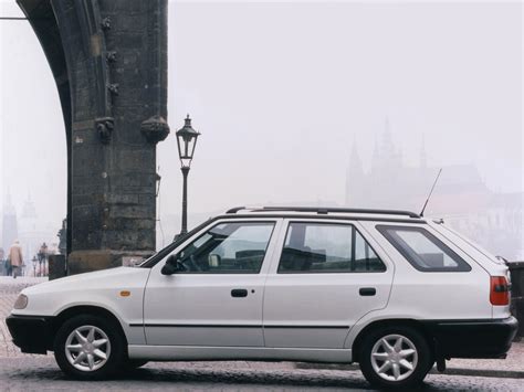 Schéma technických rozměrů Felicia (hatchback vs. kombi)