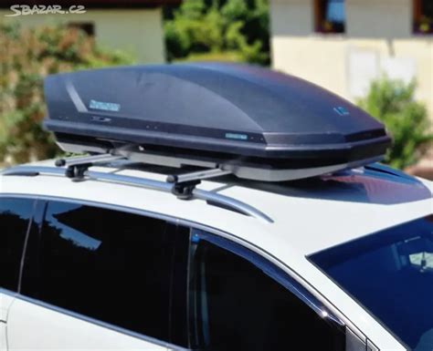 Ilustrace střešního boxu Mercedes-AMG s dostatkem prostoru pro zavazadla