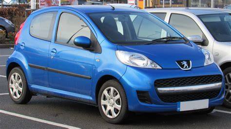 Infografika: Porovnání verzí Peugeot 107 Phase II (2008) motorů a jejich výkonů