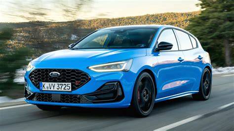 Infografika ukazující porovnání standartního a tuningového vzhledu Ford Focus s předním a zadním nárazníkem, mračítky, prahy a difuzory