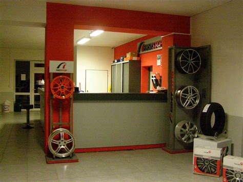interiér moderního autoservisu s vybavením
