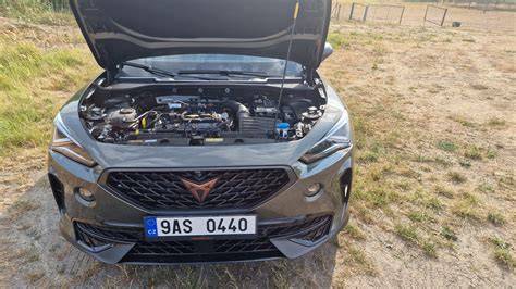 Ilustrace přístupu k pravému světlometu přes motorový prostor