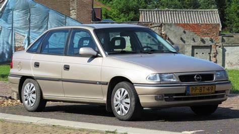 Infografika o rozměrech a umístění repro v Opel Astra F