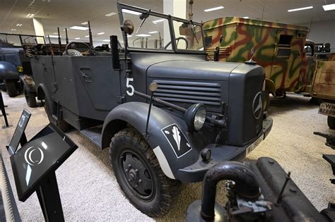 Obrázek historické stříkačky Mercedes-Benz L 1500 a souvisejících exponátů na výstavě
