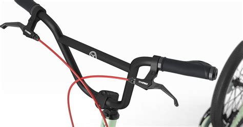 Detail ruční brzdy a řídítek odrážedla FirstBIKE.