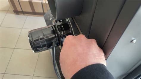 Detailní pohled na ovládání ventilátoru BMW Z3 s odhalenými šrouby po demontáži knoflíků