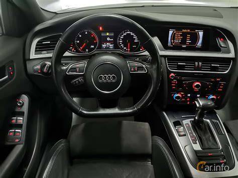 Infografika porovnávající klíčové parametry motoru a pohonu pro Audi A4 B8