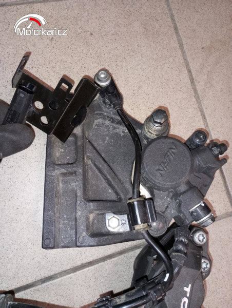 Detailní pohled na čidlo ABS na náboji kola