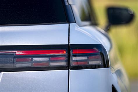 Boční profil Renaultu 18 Break s důrazem na jeho praktičnost.